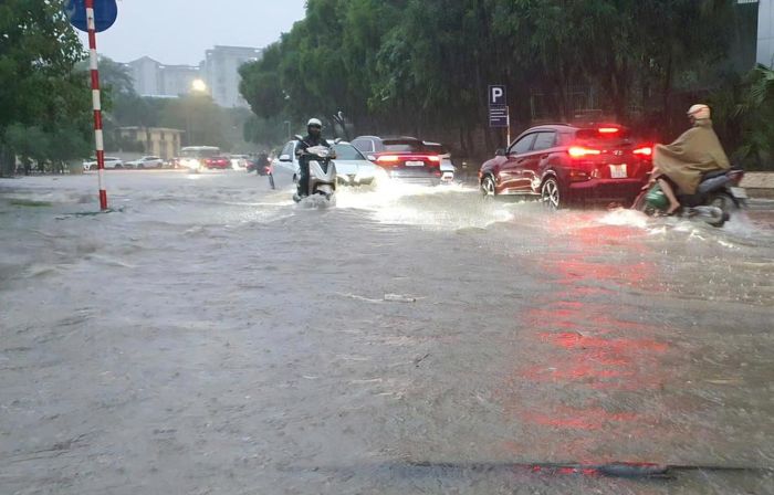 Đường Dương Đình Nghệ ngập úng sau mưa lớn.