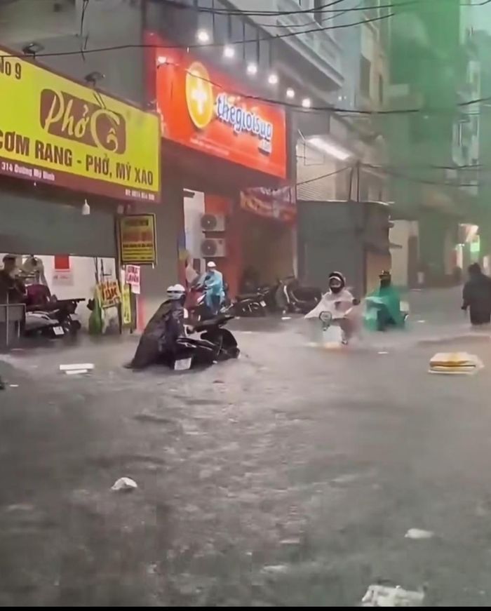 Ngập úng tại đường Mỹ Đình.
