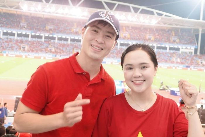  Vợ chồng cầu thủ Đỗ Duy Mạnh nằm trong số hàng chục nghìn khán giả tiếp lửa cho tuyển Việt Nam ở sân Mỹ Đình. Trên trang cá nhân sau trận đấu, Nguyễn Quỳnh Anh, vợ Duy Mạnh, bày tỏ niềm hạnh phúc trước thành tích của đội nhà. "Trọn vẹn trước khi lên đường sang Mỹ. Tự hào Việt Nam. Bố Mạnh hãy tự hào vì bố đã luôn chăm chỉ và không ngừng cố gắng", Quỳnh Anh viết. Ở ASEAN Cup năm nay, Duy Mạnh không thể sát cánh cùng đồng đội vì chấn thương. Ảnh: Nguyễn Quỳnh Anh/Facebook. 