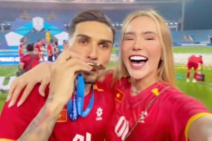  Lais Machado, bạn gái tiền vệ Đỗ Hoàng Hên, xuống sân chia vui cùng nửa kia và chia sẻ khoảnh khắc phấn khích của nam tiền vệ. Cầu thủ gốc Brazil hạnh phúc hôn bạn gái và dành nụ hôn lên chiếc huy chương vô địch. Ảnh: Lais Machado/Facebook. 