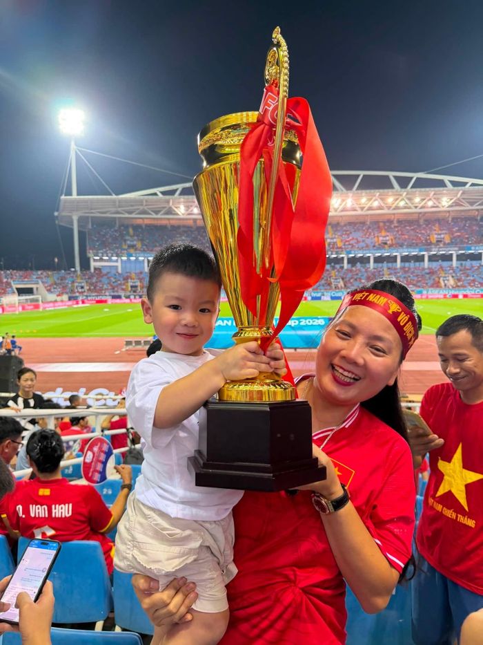  Chu Thanh Huyền, vợ tiền vệ Nguyễn Quang Hải, cùng con trai Lido cổ vũ nhiệt thành trên hàng ghế khán giả. Ngay sau trận đấu, hình ảnh đội trưởng tuyển Việt Nam ra gần khu vực khán đài tìm kiếm gia đình cũng được bà xã chia sẻ trên trang cá nhân. "Chúc mừng chồng yêu, cầu thủ Việt Nam đầu tiên ba lần vô địch Đông Nam Á", nàng WAG phấn khích viết. Ảnh: Chu Thanh Huyền/Facebook. 