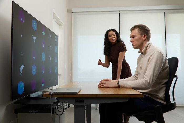  Bill Gates nay cảnh báo công nghệ này có thể suy yếu tư duy phản biện và gây bất ổn xã hội. Ảnh: Reuters. 