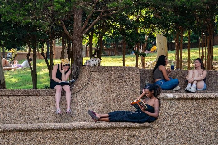  Một số người đọc sách tại công viên Meridian Hill. Ảnh: Washington Post. 