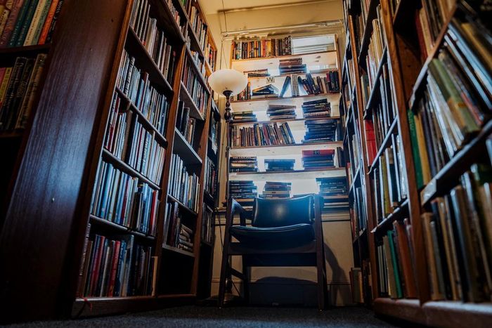 Khách hàng có thể thoải mái ngồi đọc sách tại Capitol Hill Books. Ảnh: Washington Post.