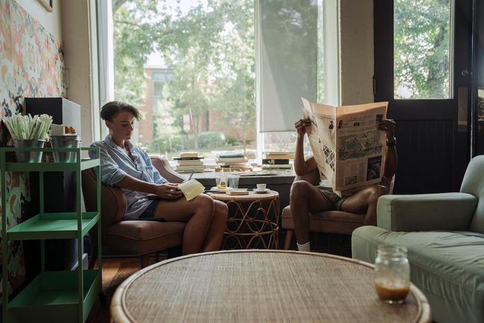 Khách hàng đọc sách tại quán cà phê Coffee Bar ở Logan Circle. Ảnh: Washington Post. 