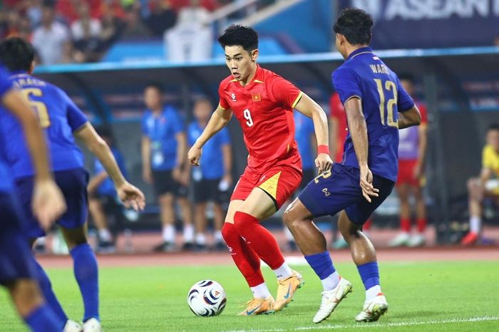  Đình Bắc ghi cả 5 bàn thắng ở vòng bảng, gồm cú hat-trick trong chiến thắng 7-0 trước Timor-Leste và cú đúp vào lưới Campuchia. Thành tích này giúp tiền đạo trẻ sớm vươn lên dẫn đầu danh sách ghi bàn. 