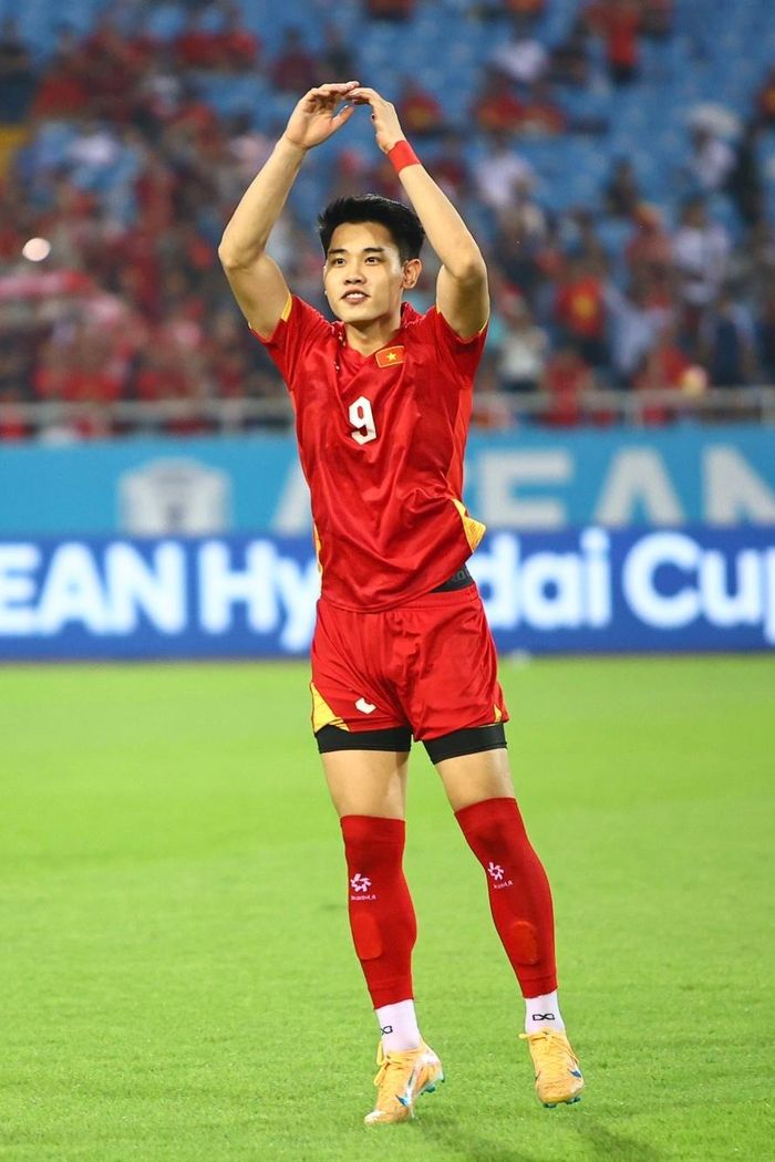  Xuân Son và Đình Bắc trở thành hai gương mặt nổi bật trên hàng công tuyển Việt Nam. Đình Bắc tạo ưu thế trong cuộc đua ghi bàn từ vòng bảng, còn Xuân Son bắt kịp người đồng đội bằng màn trình diễn ấn tượng ở bán kết. 
