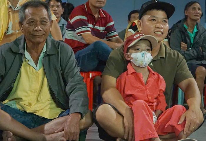 Anh Đào cùng con trai 5 tuổi cổ vũ cho Đội tuyển Việt Nam. Ảnh: Nguyễn Thuận.