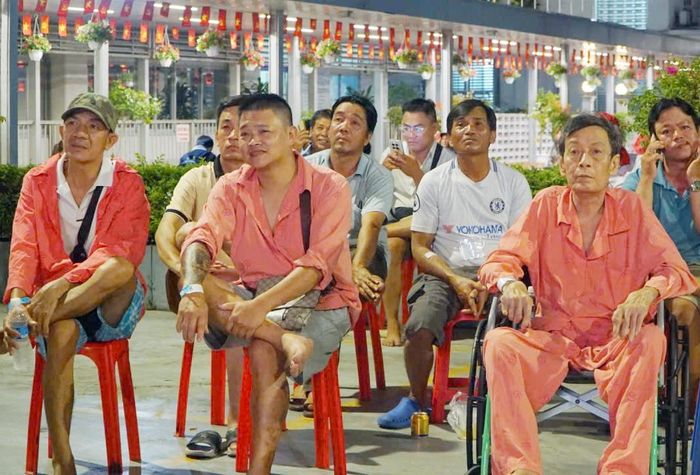 Anh Du (ngồi giữa) cùng các bệnh nhân khác chăm chú theo dõi trận đấu. Ảnh: Nguyễn Thuận.
