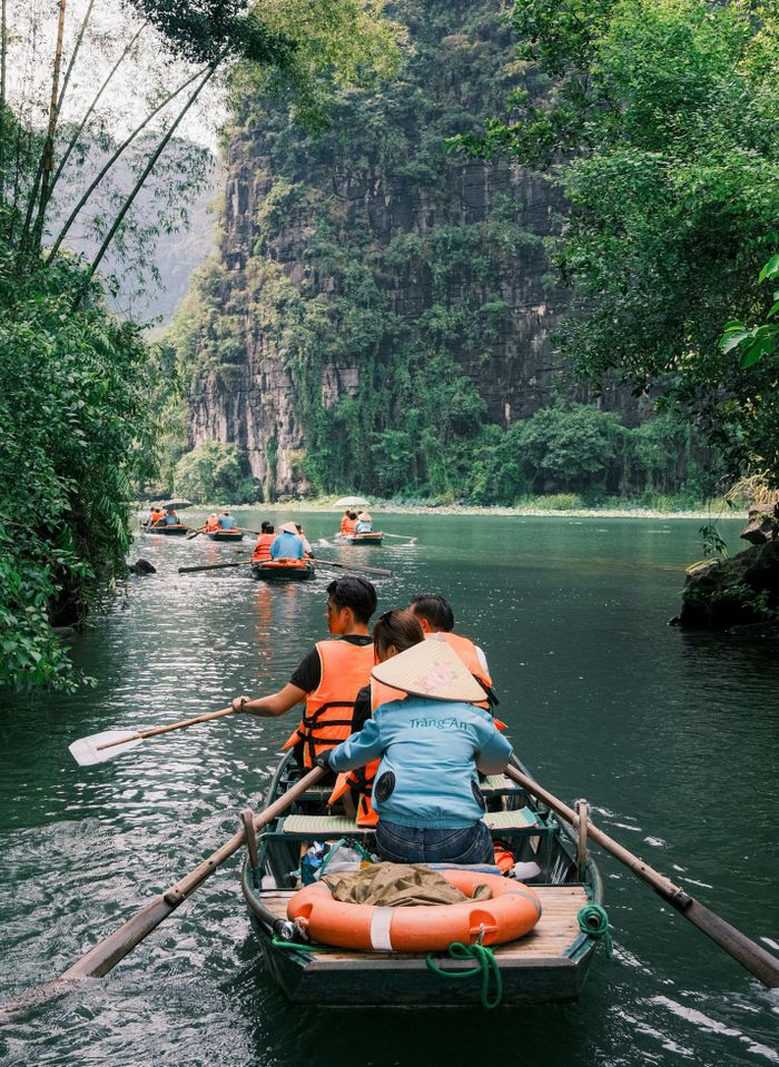 Du khách tham quan Tràng An theo tuyến 2.