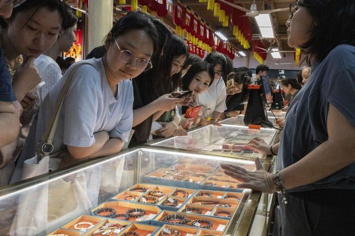  Các vật phẩm tâm linh thu hút lượng lớn là khách hàng trẻ. Ảnh minh họa: Gilles Sabrié/WSJ. 
