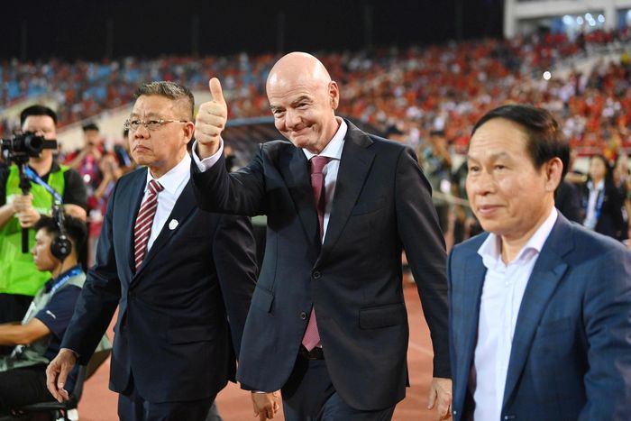 Ông Infantino (giữa) gây chú ý khi có mặt tại sân Mỹ Đình. Ảnh: Việt Linh