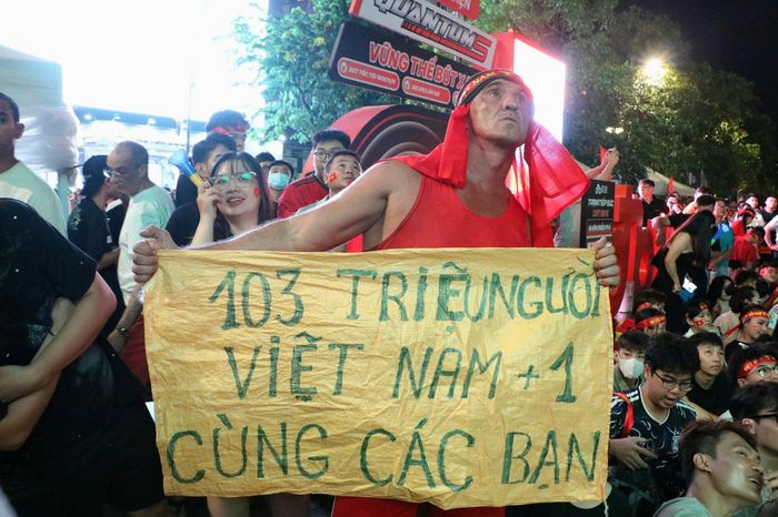  Ông Russell chuẩn bị sẵn băng rôn handmade để "đi bão" cùng người dân TP.HCM. 