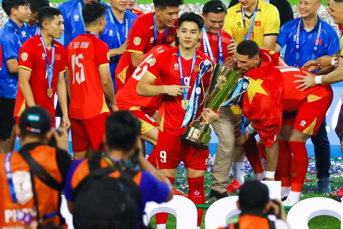 Đình Bắc nhận thưởng 5.000 USD với danh hiệu Vua phá lưới ASEAN Cup 2026. Ảnh: Minh Chiến.