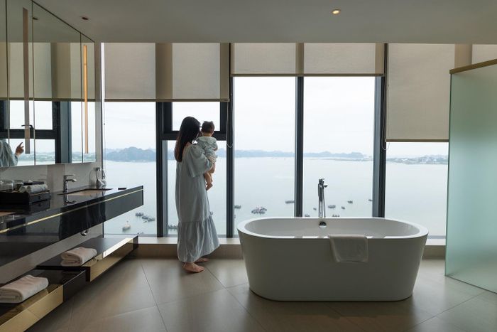  Thiết kế phòng tắm ấn tượng với tầm nhìn ra vịnh Hạ Long. 