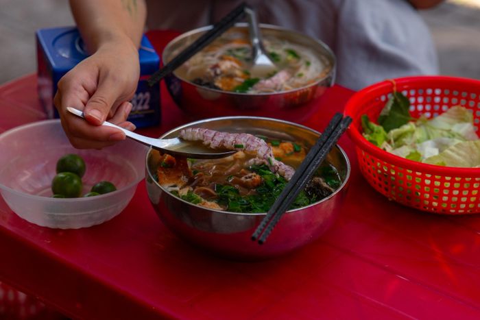  Gia đình ghé quán chả mực lâu đời, thưởng thức hương vị đặc sản quê hương. 
