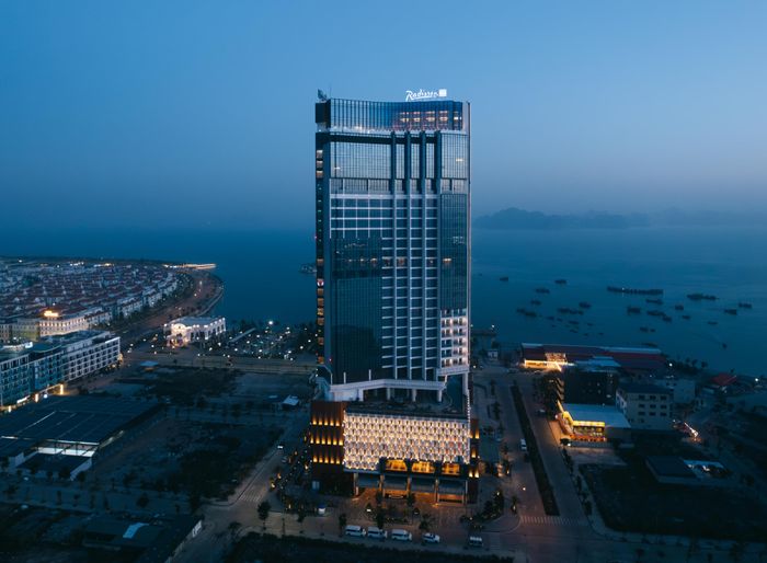  Khách sạn Radisson Blu Hotel, Hạ Long Bay, nơi gia đình lưu trú sở hữu view (tầm nhìn) toàn cảnh vịnh Hạ Long. 