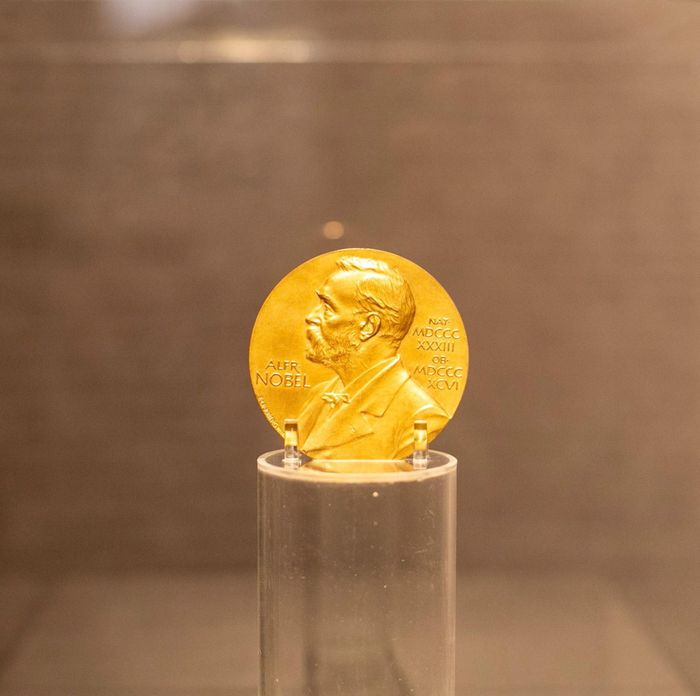  Huy chương Nobel dành cho Imre Kertész được trưng bày tại Bảo tàng Văn học Petofi (Budapest, Hungary). Ảnh: Đức Huy. 