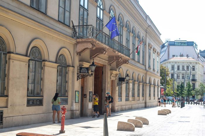  Bảo tàng Petofi nằm giữa khu phố cổ quận V, Budapest. Ảnh: Đức Huy. 