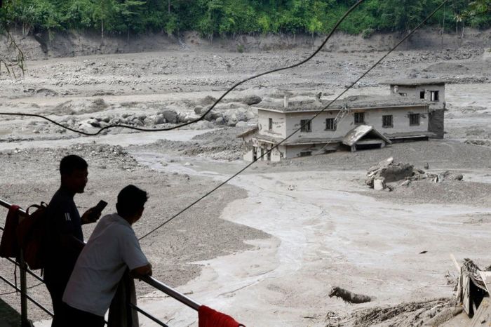  Tại Nepal, sáng 27/8 theo giờ địa phương, công tác tìm kiếm cứu nạn vẫn được khẩn trương triển khai sau khi trận lũ quét thảm khốc khiến ít nhất 157 người thiệt mạng và hàng trăm người ở nước này mất tích, CNN đưa tin. Ảnh: Shutterstock. 