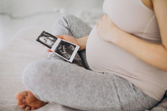 Bổ sung đủ acid folic trước khi mang thai và trong giai đoạn đầu thai kỳ giúp giảm nguy cơ dị tật ống thần kinh như vô sọ và nứt đốt sống. Ảnh: Magnific.