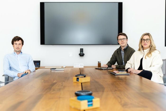  (Từ trái sang phải) Reed Jobs; Dan McHugh, trưởng nhóm đầu tư của Yosemite và bà Anna Darbyshire, giám đốc vận hành của công ty, tại văn phòng Yosemite ở San Francisco (Mỹ). Ảnh: Stat. 