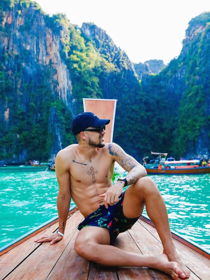 Tháng 1/2024, Hoàng Hên chọn nghỉ dưỡng tại TP Phuket (Thái Lan), trải nghiệm tắm voi và thưởng thức món ăn đường phố. Trong cùng chuyến đi, anh đã đến quần đảo Koh Phi Phi nổi tiếng, ngồi thuyền gỗ truyền thống trên mặt nước màu xanh ngọc.