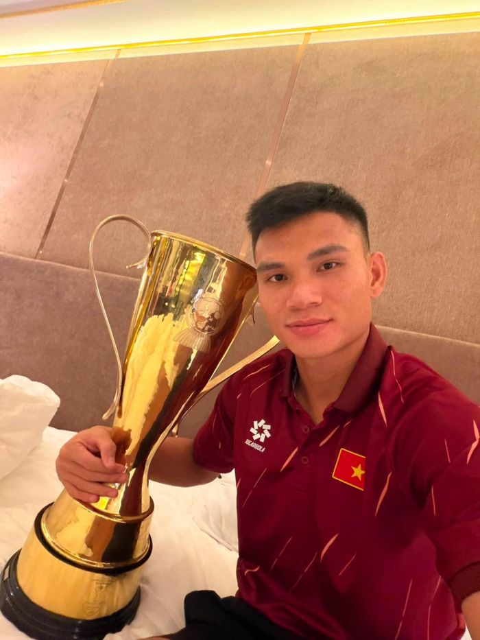  "Như một giấc mơ, chúc mọi người ngủ ngon", cầu thủ Phạm Xuân Mạnh chú thích loạt ảnh tạo dáng nằm ngủ bên chiếc cúp vô địch. Trước đó trong phòng thay đồ sau trận, hậu vệ Nghệ An cũng là một trong những người check-in sớm nhất với chiếc cúp, bày tỏ niềm vui khi cùng toàn đội bảo vệ thành công chức vô địch. Ảnh: Phạm Xuân Mạnh/Facebook. 