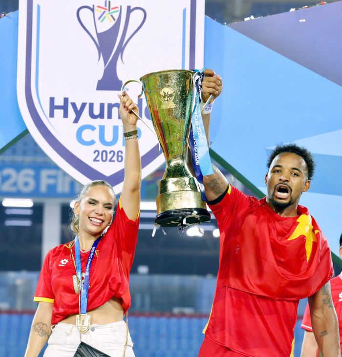  ASEAN Cup 2026 là một giải đấu thành công với cá nhân Nguyễn Xuân Son. Cầu thủ nhập tịch thể hiện phong độ ấn tượng qua từng trận đấu và kết thúc giải với danh hiệu đồng Vua phá lưới cùng Nguyễn Đình Bắc, cả hai đều có 5 bàn thắng. Trong ngày hạnh phúc, nam tiền đạo chia sẻ niềm xúc động, ghi lại khoảnh khắc đáng nhớ bên vợ, con. Ảnh: Nguyễn Xuân Son/Facebook.
