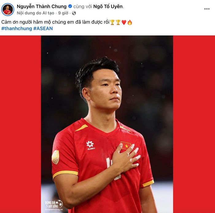  Nguyễn Thành Chung tiếp tục cho thấy là cái tên đáng tin cậy trong hàng ngũ tuyển Việt Nam tại ASEAN Cup năm nay. Đang ở độ chín sự nghiệp, những pha xử lý kinh nghiệm, không ngại va chạm giúp anh khẳng định vị thế trung vệ hay nhất Việt Nam hiện tại. "Cảm ơn người hâm mộ chúng em làm được rồi", anh chia sẻ trên trang cá nhân sau trận chung kết. Ảnh: Nguyễn Thành Chung/Facebook. 