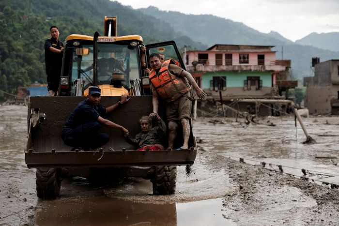 Lực lượng cứu hộ khẩn trương triển khai công tác tìm kiếm nạn nhân. Ảnh: Reuters.