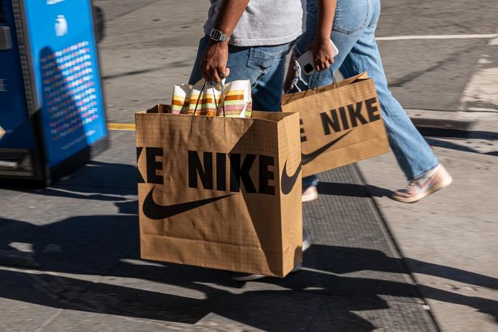 Những người mua sắm xách túi Nike ở San Francisco (Mỹ). Ảnh: David Paul Morris/Bloomberg.