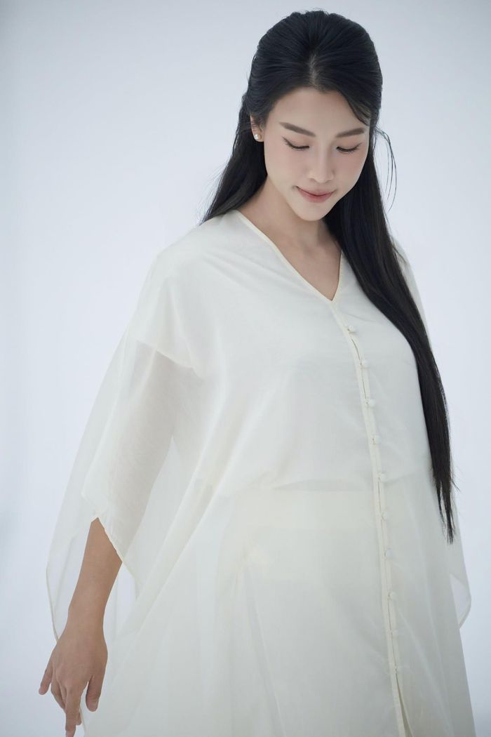 Chưa lên tiếng xác nhận chuyện tình cảm nhưng Hoàng Oanh và cầu thủ Patrik Lê Giang đang nhận được nhiều lời chúc phúc. Hoàng Oanh tên đầy đủ là Vũ Ngọc Hoàng Oanh, sinh năm 1990. Cô được biết đến sau khi giành ngôi Á hậu 1 Hoa hậu Phụ nữ Việt Nam qua ảnh 2012. Sau đó, cô đảm nhận vai trò dẫn dắt nhiều chương trình, sự kiện. Đồng thời, Hoàng Oanh tham gia một số dự án phim như Tháng năm rực rỡ, Ước hẹn mùa thu, Bộ ba rắc rối, Cha rơi và Chuyện ba cô nàng. Ngoài ra, cô còn tham gia Chị đẹp đạp gió rẽ sóng.
