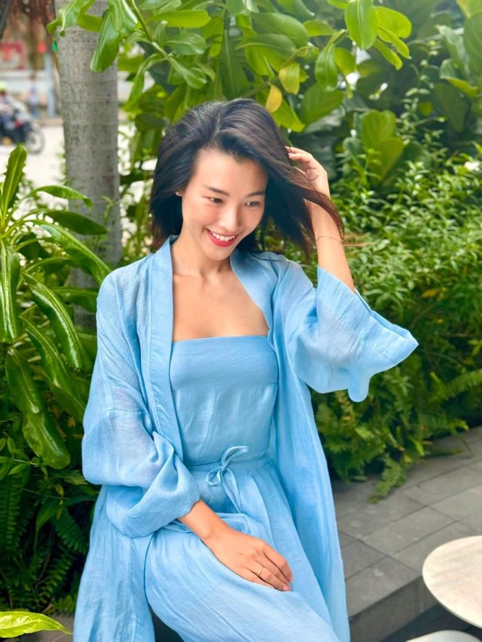 Sau khi trận đấu kết thúc với chiến thắng thuộc về đội tuyển Việt Nam, Patrik Lê Giang tiến về khu vực Hoàng Oanh ngồi. Hai người sau đó ôm nhau trước sự chứng kiến của nhiều khán giả. Khoảnh khắc này nhanh chóng được chia sẻ trên mạng xã hội, kéo theo nhiều bàn luận về mối quan hệ giữa hai người. Tin đồn hai người hẹn hò bắt đầu được chú ý từ vài tháng trước. Khi đó, Hoàng Oanh đăng ảnh chụp cùng một người đàn ông nhưng che mặt. Cộng đồng mạng sau đó nhận thấy người đàn ông trong ảnh có một số đặc điểm tương đồng với Patrik Lê Giang. 