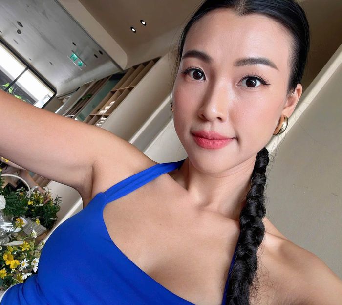  Thời gian qua, Hoàng Oanh một mình chăm con. Cô và chồng cũ chia tay trong hòa bình, cùng nhau nuôi dạy con trai. Cách đây không lâu, Hoàng Oanh tâm sự về việc có bạn trai mới. Theo MC, sau đổ vỡ hôn nhân, cô từng nghĩ sẽ còn rất lâu, mới mở lòng cho một mối quan hệ mới. Vì càng trưởng thành, cô càng cẩn trọng hơn với cảm xúc của chính mình. Tuy nhiên, việc gặp đúng người khiến nữ MC thay đổi. 