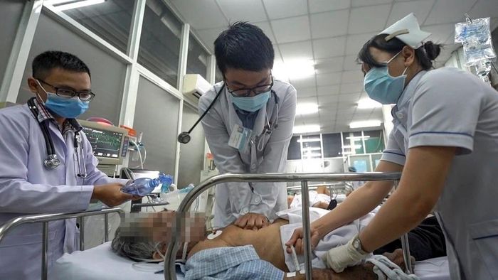 Thi bác sĩ nội trú đã khó, học nội trú còn khắc nghiệt hơn. Sau 6 năm đại học, bác sĩ trẻ tiếp tục 3 năm vừa học, vừa thực hành trong bệnh viện. Ảnh: Duy Hiệu.
