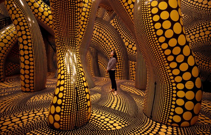  Infinity Mirror Rooms cho phép khách tham quan trải nghiệm hình ảnh bản thân được phản chiếu dường như vô tận. Ảnh: Phil Noble/Reuters.