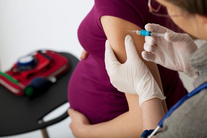 Tiêm vaccine đúng thời điểm trong thai kỳ giúp mẹ bầu phòng ngừa bệnh và truyền kháng thể, góp phần bảo vệ trẻ ngay từ những tháng đầu đời. Ảnh: Thehealthsite.
