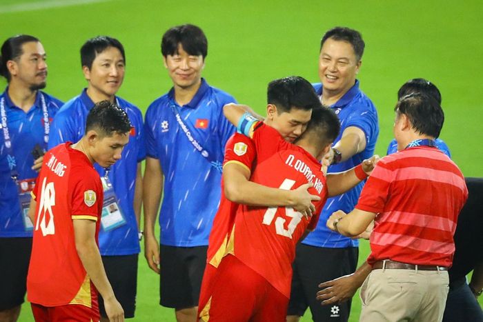  Khi đi qua Quang Hải, Đình Bắc được đàn anh ôm chầm lấy. 8 năm trước, Quang Hải cũng giành giải Cầu thủ hay nhất ở AFF Cup 2018. Hình ảnh này giống như một cái ôm chuyển giao thế hệ ở tuyển Việt Nam. 