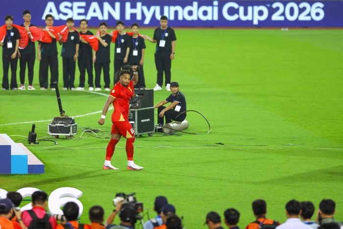  ASEAN Cup đầu tiên trong sự nghiệp của Đình Bắc khép lại theo cách rực rỡ nhất có thể. Anh giành đồng Vua phá lưới cùng Nguyễn Xuân Son với 5 bàn. Khi hết phần trao giải Vua phá lưới, Xuân Son di chuyển thẳng ra ngoài còn Bắc quay lại với đội. Anh dường như được thông báo rằng mình còn một giải thưởng cá nhân nữa. 