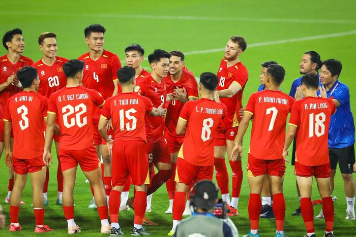  Các đồng đội hồ hởi chúc mừng Đình Bắc. Anh vẫn tỏa sáng dù hàng công tuyển Việt Nam có 3 cầu thủ nhập tịch, qua đó không hề bị lép vế trước những ngôi sao tấn công đẳng cấp mang dòng máu Brazil. 