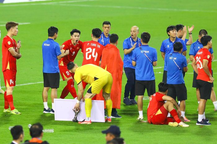  Ngay sau đó, ban tổ chức thông báo Đình Bắc nhận giải Cầu thủ hay nhất giải (MVP). Đây là phần thưởng xứng đáng cho tài năng trẻ 22 tuổi. Anh không chỉ ghi bàn mà còn tạo ra hàng loạt tình huống đột biến xuyên suốt hành trình tại ASEAN Cup 2026. 