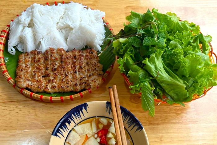  Phần bún chả quạt nam cầu thủ thường gọi. Ảnh: Phạm Thắng. 