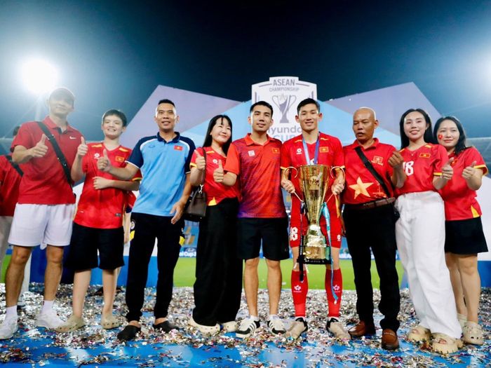 Hai Long (cầm cúp) chụp ảnh lưu niệm bên bố (đứng thứ 3 từ phải sang). Ảnh: Facebook Nguyễn Hai Long.