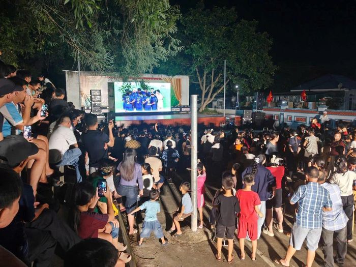 Người dân ở quê nhà Đình Bắc theo dõi trận chung kết lượt về ASEAN Cup. Ảnh: Nghệ An/Facebook.