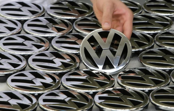  Logo Volkswagen được sản xuất tại nhà máy của hãng. Ảnh: Reuters.