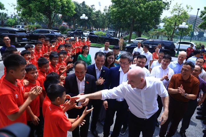 Sau khi thăm sân PVF, phái đoàn di chuyển sang Trung tâm Đào tạo Bóng đá trẻ PVF để tham quan. Đông đảo cầu thủ trẻ và các huấn luyện viên cũng như các thành viên ban lãnh đạo trung tâm tiếp đón phái đoàn. Ảnh: PVF.