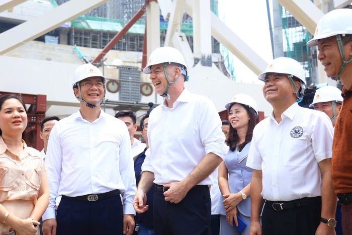 Sân PVF là sân đa năng với sức chứa 60.000 chỗ ngồi và có diện tích 55.000 m2, trở thành sân có sức chứa lớn thứ hai Việt Nam. Sân PVF nằm trong quần thể tổ hợp thể thao - dịch vụ rộng 920.000 m2. Công trình sau khi hoàn thành sẽ có đủ 4 khán đài, các khu chuyên môn cho kỹ thuật, an ninh, trung tâm điều hành phát sóng, báo chí, cầu thủ, VIP, dịch vụ ẩm thực... Sân vận động được thiết kế theo tiêu chuẩn FIFA, đủ điều kiện đăng cai các trận đấu World Cup và giải khu vực. Ảnh: PVF.
