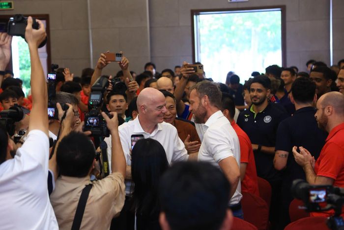 Alexandre Polking (mặc sơ mi trắng bên phải), HLV trưởng CLB Công an Hà Nội, đội bóng đang đóng quân tại trung tâm PVF, mừng rỡ bắt tay khi gặp mặt Infantino. Ảnh: PVF.