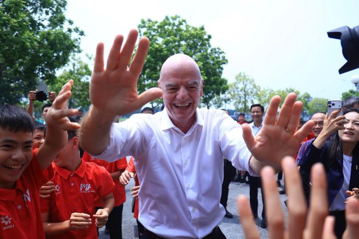 Infantino thể hiện sự thân thiện và vui tươi khi gặp gỡ, bắt tay các học viên PVF. Sự cởi mở của ông và phái đoàn tạo ra bầu không khí gần gũi cho buổi gặp mặt. Ảnh: PVF.
